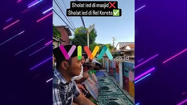 Momen Unik Salat Ied Idul Fitri di Samping Rel Kereta