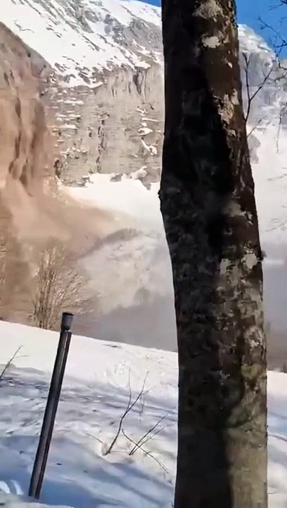 Une avalanche en montagne impressionnante