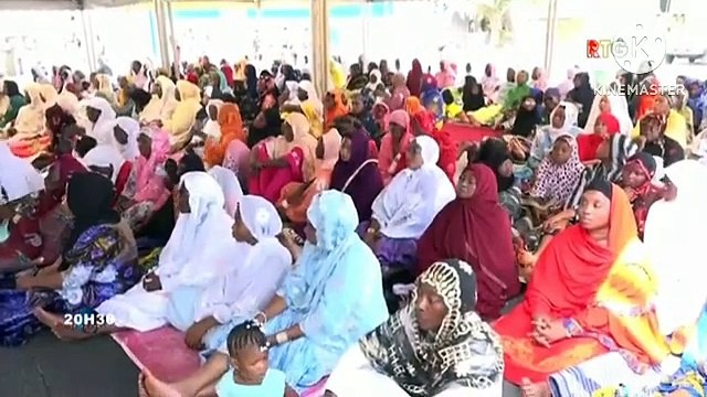 La fête de ramadan le président de la transition général Mamadi doumbouya à prié au palais du peuple avec le 1er imam de la grande mosquée fayçal...