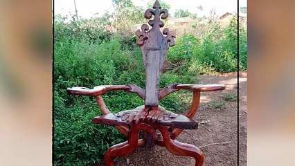 Portrait d'Elisée Kouamé, un jeune ébéniste spécialisé dans la fabrication de chaises royales et statues