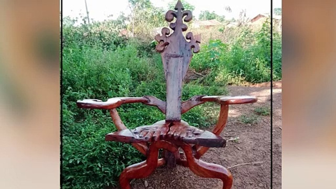 Portrait d'Elisée Kouamé, un jeune ébéniste spécialisé dans la fabrication de chaises royales et statues