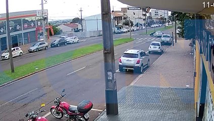 Câmera flagra colisão entre Polo e Argo no Coqueiral