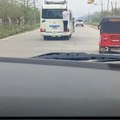 Imprudencia: captan a hondureño colgando de un bus