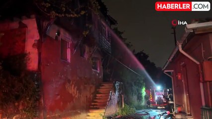 İzmit'te 2 katlı metruk ev alev alev yandı