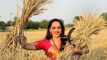 Lok Sabha Election 2024: चिलचिलाती धूप में कांजीनवरम साड़ी पहनकर हेमा मालिनी ने खेत में काटी फसल