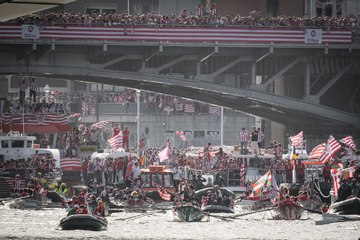 El Athletic surca la ría de Bilbao encima de la gabarra para celebrar la Copa