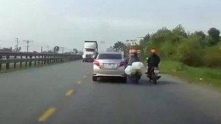 Elle sauve de justesse son enfant après une chute en scooter