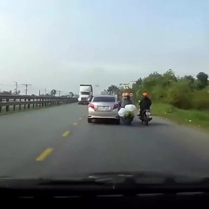 Elle sauve de justesse son enfant après une chute en scooter