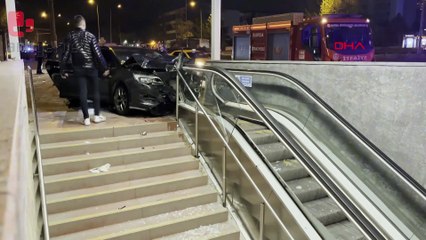 Makas atarken önce araca, sonra metro istasyonuna çarptı