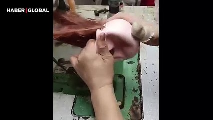 Oyuncak bebeklerin saçlarının yapım aşaması herkesi şaşırttı