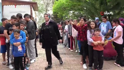 Bayram harçlığı dağıtacağını söyleyince evinin önünde kuyruk oluştu