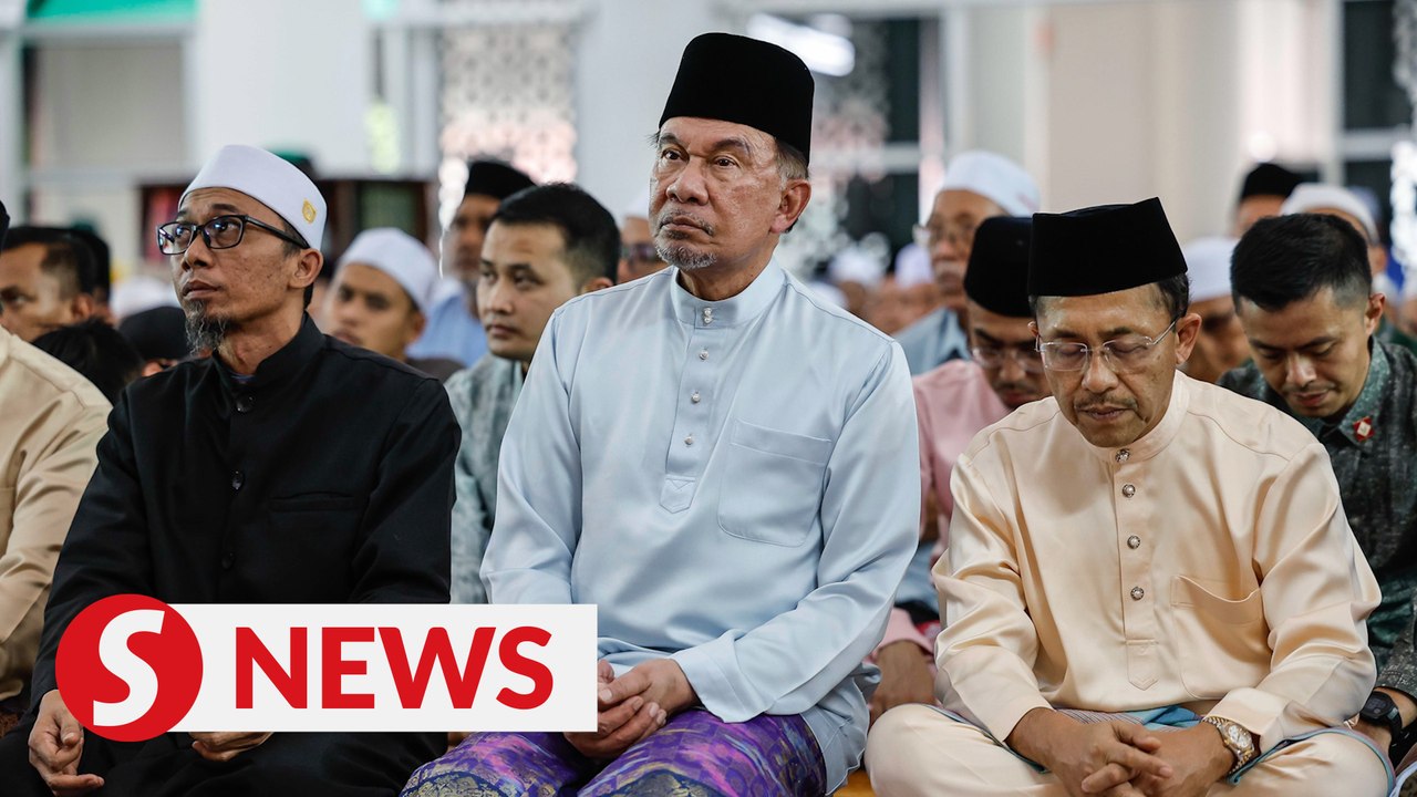 Anwar performs Friday prayers at Bandar Utama Batang Kali Mosque