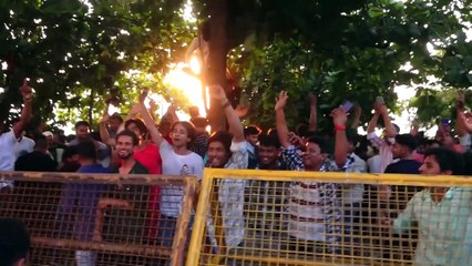 Tải video: Shah Rukh Khan greets fans outside Mannat with son AbRam on Eid Mubarak, actor drops video