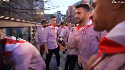 Unai Simón abre un botellín con la boca en la celebración del Athletic