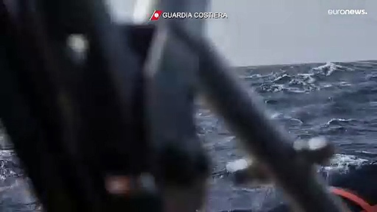 خفر السواحل الإيطالي ينقذ العشرات من المهاجرين...