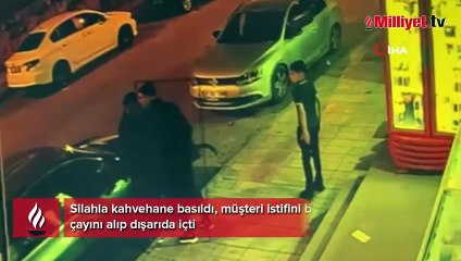 Rahatlığı 'pes' dedirtti! Silahla kahvehane basıldı, çayını içmeye devam etti