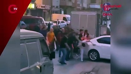 Gaziosmanpaşa'da dehşet anları: Kıraathanede tartıştılar, sokakta tekme tokat darbettiler!