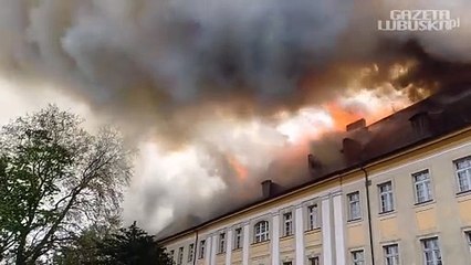 Pożar Akademii im. Jakuba z Paradyża w Gorzowie. Widać języki ognia