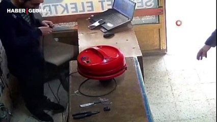 Elektrik süpürgesinin içinden çıkan tamirciyi şaşkına çevirdi: Hayatının şokunu yaşadı