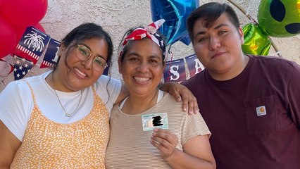 Mamá Sorprendida Con Fiesta Para Celebrar Llegada De Tarjeta De Residencia Después De 23 Años