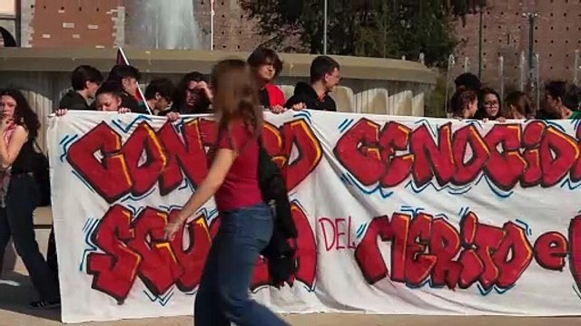 Milano, la protesta degli studenti: Basta repressione, occuperemo le scuole