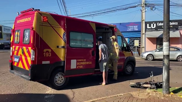 Ciclista fica ferida após ser atingida por carro na Avenida Carlos Gomes