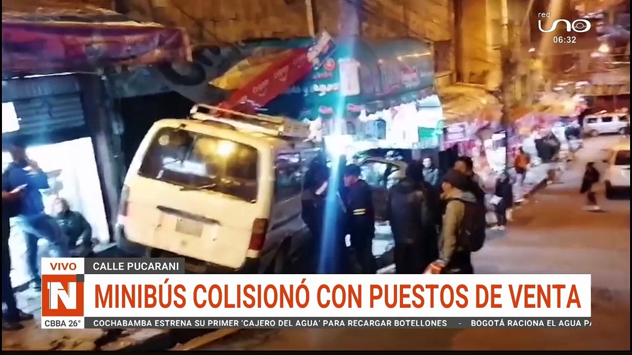 Minibús colisiona con puestos de venta