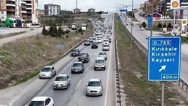 Sürücüler dikkat: Akın akın dönüşler başladı, 43 ilin geçiş güzergahında trafik tıkandı!