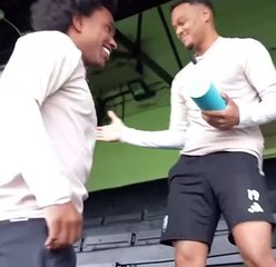 Ex-Flamengo se emociona ao receber prêmio no futebol europeu