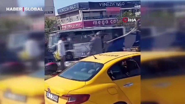 Düz yolda takla atan kamyonet güvenlik kamerasında