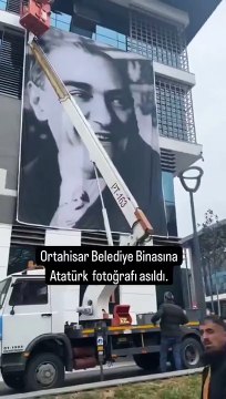 AKP'den CHP'ye geçen Trabzon Ortahisar Belediyesi'ne Atatürk posteri asıldı