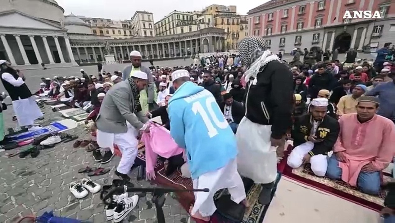 Preghiera per la fine del Ramadan a Napoli, c'e' anche un 'Maradona'