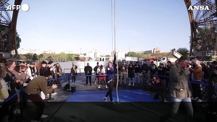 Anouk Garnier batte il record mondiale di arrampicata su corda sulla Torre Eiffel