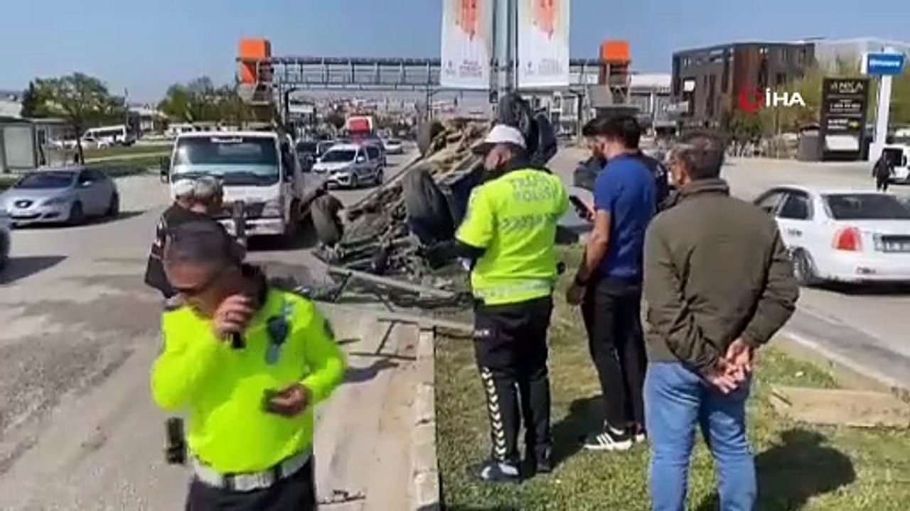 Bursa'da kamyonet takla attı! O anlar kamerada
