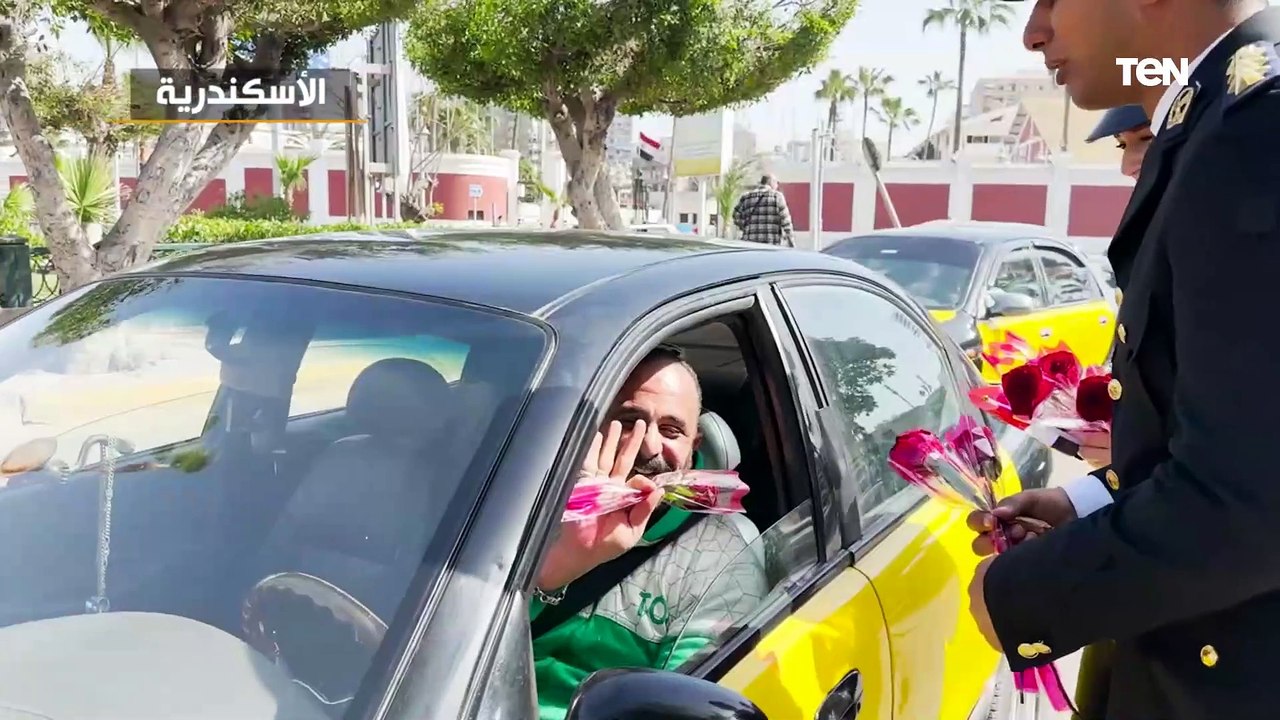 الداخلية تواصل مشاركة المواطنين الاحتفال بعيد الفطر المبارك من خلال توزيع الورود عليهم بالشوارع