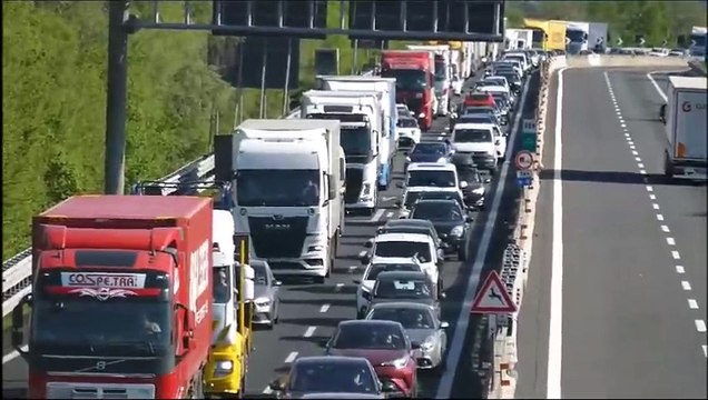 Incidente in A1, tir carico di carne si rovescia e prende fuoco. Lunghe code