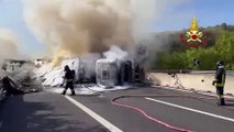 Camion si rovescia e prende fuoco in A1: l'incendio in direzione Roma