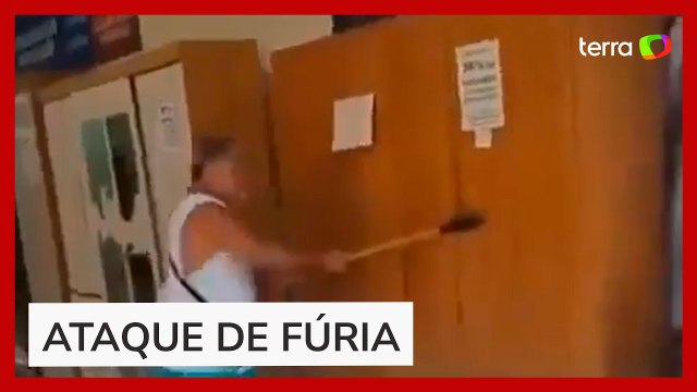 Homem é flagrado destruindo móveis de loja com machado no Rio de Janeiro