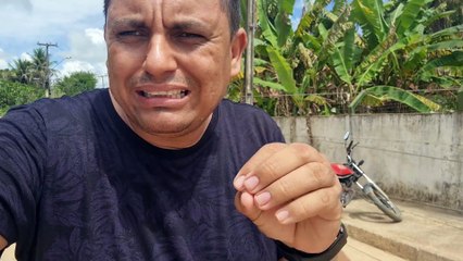 Moto e ocupantes escapam por pouco de tragédia após colisão com poste