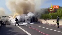 Incidente stradale sulla A1, traffico paralizzato, l'intervento dei Vigili del Fuoco