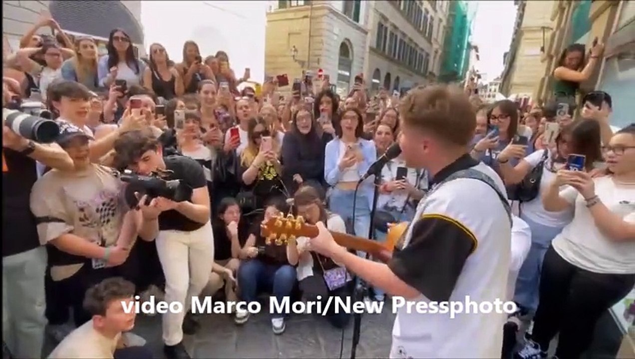 Firenze, Alfa improvvisa il mini-concerto per strada