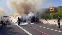 Mezzo pesante si ribalta e prende fuoco sull'A1 a Montevarchi