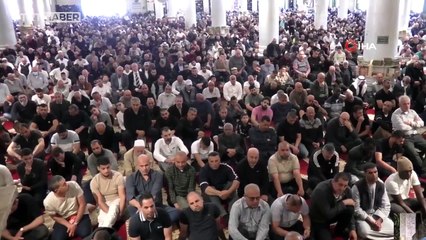 Mescid-i Aksa’da cuma namazı 30 bin kişiyle kılındı