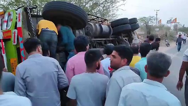अनियंत्रित ट्रक बाइक पर पलटा, पिता-पुत्र की मौत