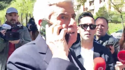 Pedro Rocha simula hablar por teléfono para esquivar a los periodistas