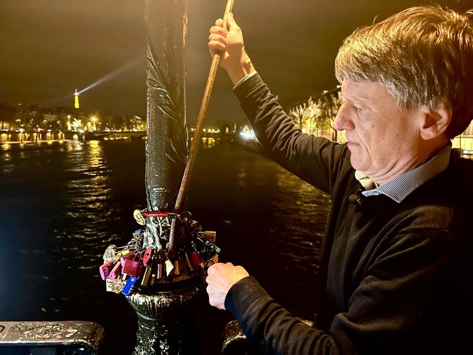 Ces parisiens cassent les cadenas des touristes