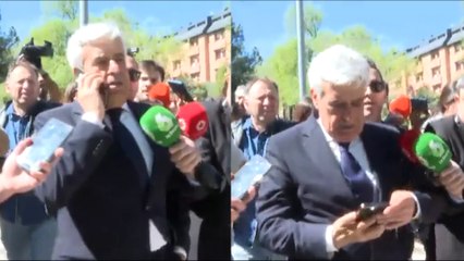 Pedro Rocha finge que habla por teléfono y justo recibe una llamada