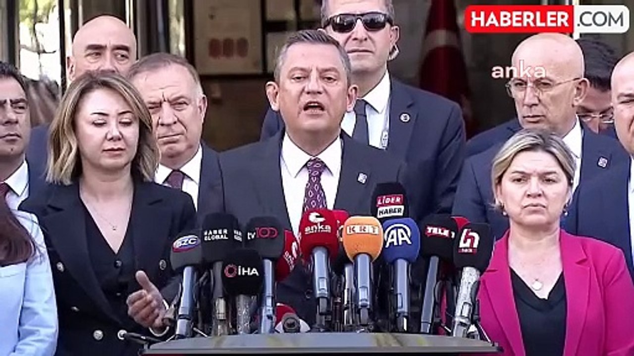 Seçim sonrası 2 ameliyat geçiren Özgür Özel bu kez de saçlarını boyattı