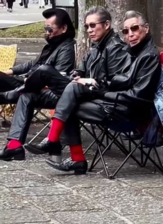 L’homme se distingue de l’animal par plusieurs traits remarquables. Il paie des impôts, écoute du #rocknroll se rase les poils de son visage et fait cuire une bonne partie de ses aliments. Et ceci est #universel !!! #rock #rockattitude