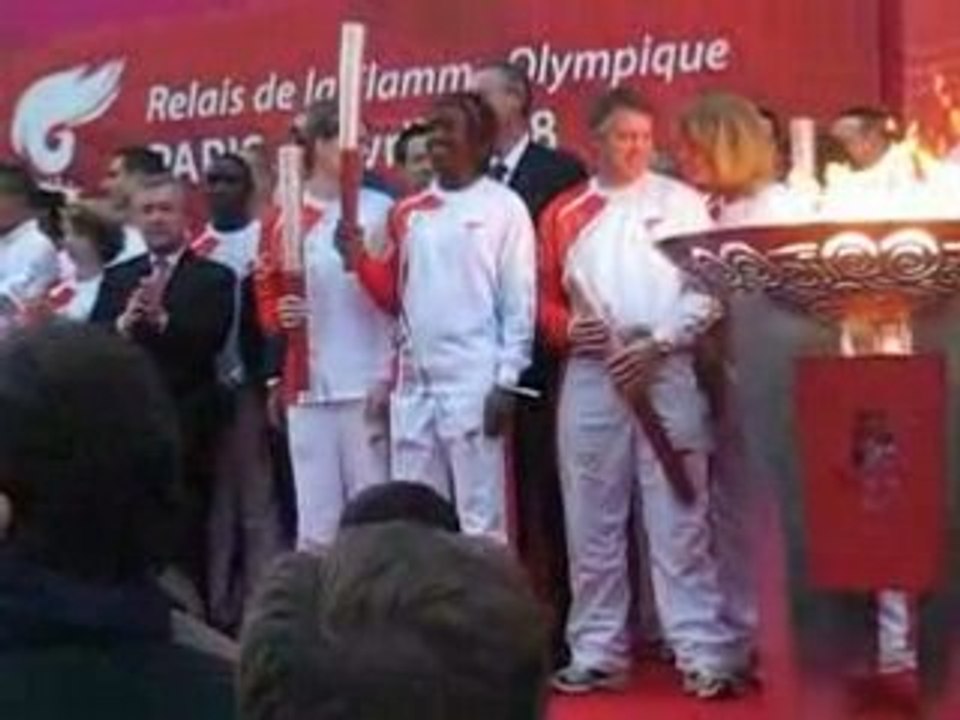 Thierry Rey joue au golf avec la torche olympique